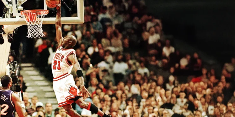 Fanella e Michael Jordanit nga finalet e vitit 1998 synon rekordin e shitjes në ankand