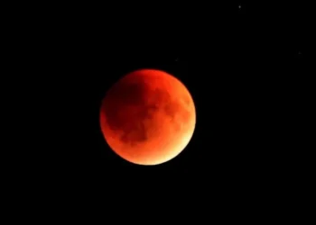 Eklipsi i rrallë hënor i 28 gushtit, kur Hëna do të marrë ngjyrë të kuqe