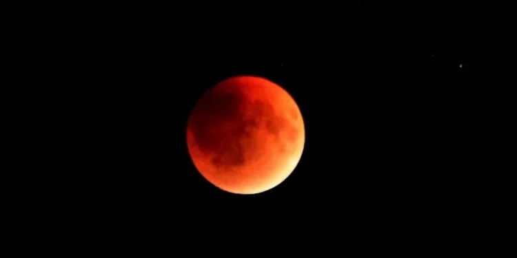 Eklipsi i rrallë hënor i 28 gushtit, kur Hëna do të marrë ngjyrë të kuqe