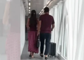 Fotot nga aeroporti bëhen virale, Rizarta Hoxha dhe Arbër Çepani ngrenë dyshime për romancë