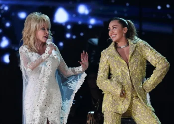 Miley Cyrus në homazh për Dolly Parton: Do ta dua gjithmonë dhe do të përpiqem ta bëj krenare