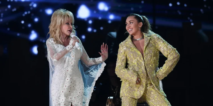 Miley Cyrus në homazh për Dolly Parton: Do ta dua gjithmonë dhe do të përpiqem ta bëj krenare