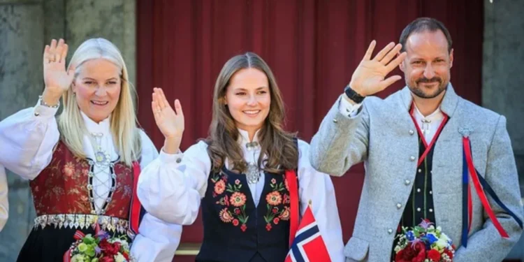 Haakon VIII merr fronin norvegjez: dashuria që sfidoi traditat dhe familja nën presionin e skandaleve