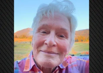 Glenn Close prek fansat duke veshur bluzën e nënës së ndjerë: Ndihem e bekuar