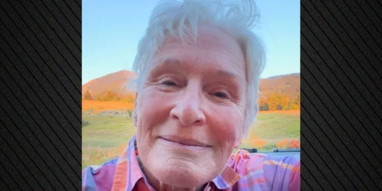 Glenn Close prek fansat duke veshur bluzën e nënës së ndjerë: Ndihem e bekuar