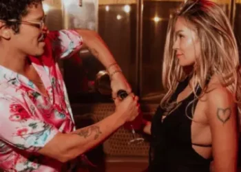 Foto/ Bruno Mars dhe Karol G nxisin dyshime për romancë teksa festojnë bashkëpunimin