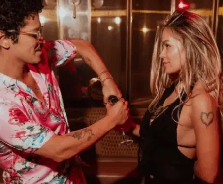 Foto/ Bruno Mars dhe Karol G nxisin dyshime për romancë teksa festojnë bashkëpunimin