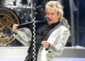Këngëtari Rod Stewart anulon një tjetër koncert, fansat të shqetësuar për shëndetin e tij!