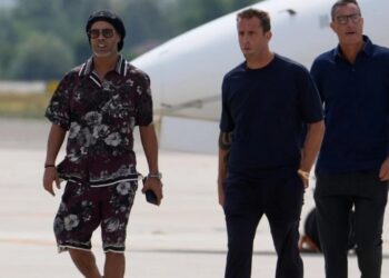 VIDEO/ Ronaldinjo i rikthehet futbollit profesionist në moshën 46-vjeçare, momenti kur ylli brazilian zbarkon në Itali për aventurën te Ravenna
