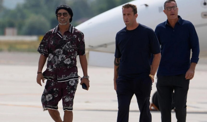 VIDEO  Ronaldinjo i rikthehet futbollit profesionist në moshën 46 vjeçare  momenti kur ylli brazilian zbarkon në Itali për aventurën te Ravenna