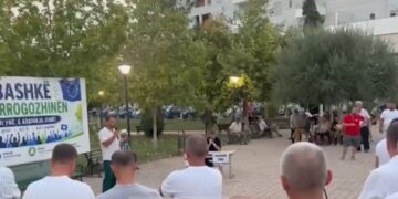 “Jo bashkim me Kavajën”- Banorët e Rrogozhinës përsëri në protestë kundër Territoriales dhe shkrirjes së Bashkisë: S’kemi probleme! (VIDEO)