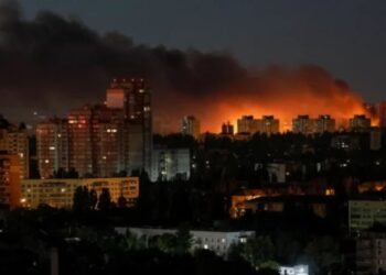 VIDEO/ Rusia sulmon Ukrainën me dronë, shpërthime në një depo me eksplozivë pranë Kievit!