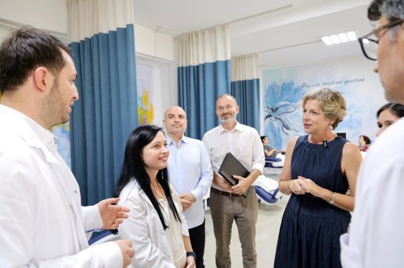 Ministrja Sala në qendrën e kimioterapisë së spitalit të Vlorës  Një hap më pranë pacientit në kujdesin onkologjik 