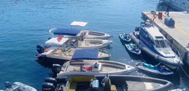 Lundrime pa leje dhe skafe pa dokumente  e pësojnë pronarët në Sarandë  Policia i gjobit dhe u bllokon 5 mjetet  FOTO 