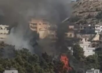 Ndërhyrja nga ajri lokalizon vatrën e zjarrit në kurorën e Sarandës, shuhen flakët dhe shmangen pasojat në banesat te “Manastiri i 40 Shenjtorëve”