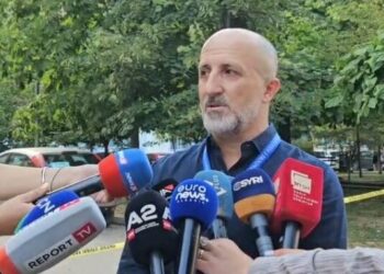 “E ndoqi me armë në dorë dhe e vrau pranë shtëpisë”- Nëndrejtori i Policisë Korçë jep detajet e krimit: U konfliktuan në lagje, autori në kërkim, 3 të shoqëruar