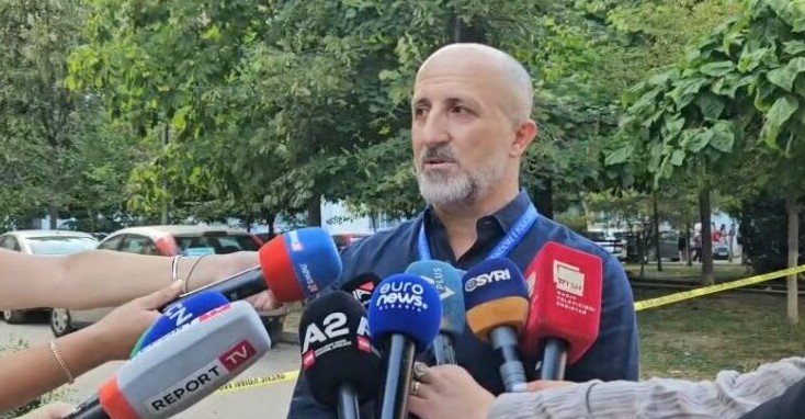  E ndoqi me armë në dorë dhe e vrau pranë shtëpisë   Nëndrejtori i Policisë Korçë jep detajet e krimit  U konfliktuan në lagje  autori në kërkim  3 të shoqëruar