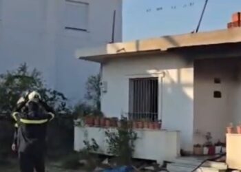 FOTO/ Flakët rrafshojnë banesën në zonën e ish-“Kënetës”, dëme të shumta materiale! Zbulohet shkaku i dyshuar