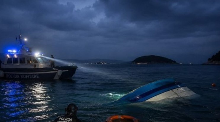 Shpërthen motori i skafit në  Porto Palermo  të Vlorës  4 persona të plagosur  Nisen me urgjencë drejt Tiranës  shkak dyshohet 