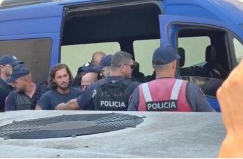 “Sokrat, jemi këtu o shpirt, o vlla!”- Vrasja e turistit portugez në Ksamil, dalin para Gjykatës 11 të arrestuarit, familjarët i mbështesin me thirrje! (VIDEO)