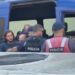 “Sokrat, jemi këtu o shpirt, o vlla!”- Vrasja e turistit portugez në Ksamil, dalin para Gjykatës 11 të arrestuarit, familjarët i mbështesin me thirrje! (VIDEO)