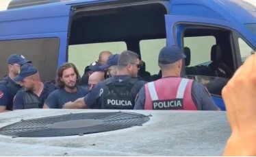  Sokrat  jemi këtu o shpirt  o vlla    Vrasja e turistit portugez në Ksamil  dalin para Gjykatës 11 të arrestuarit  familjarët i mbështesin me thirrje   VIDEO 