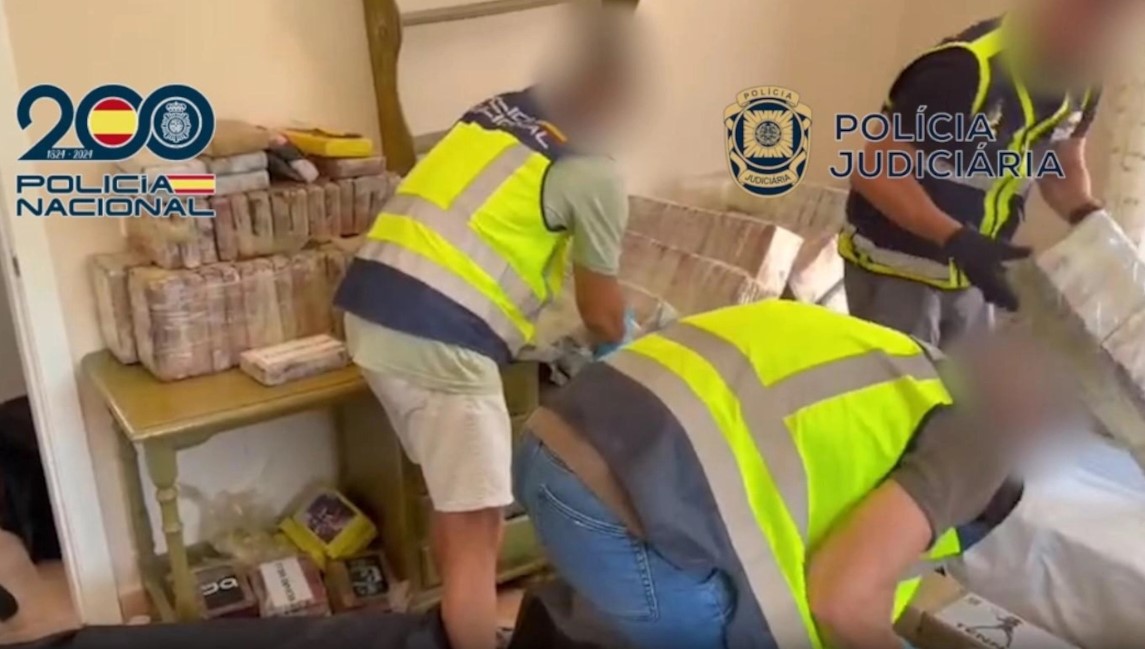 video-sekuestrim-rekord-ne-spanje-dhe-portugali-kapen-mbi-3-3-tone-kokaine-3-te-arrestuar-u-gjenden-arme-dhe-pajisje-gjurmuese