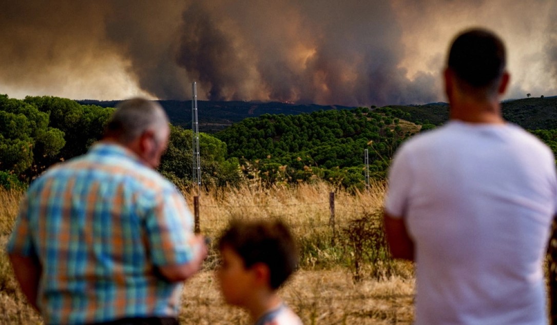 VIDEO   Do duhen ditë për ta vënë në kontroll   Tjetër zjarr apokaliptik në Spanjë  qindra banorë ikin nën panik  200 mijë ha të rrethuara nga flakët