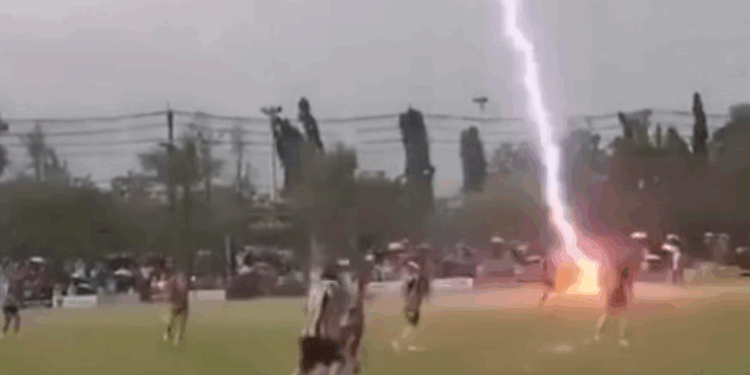 Tajlandë, futbollisti vritet nga rrufeja gjatë ndeshjes (VIDEO) -
