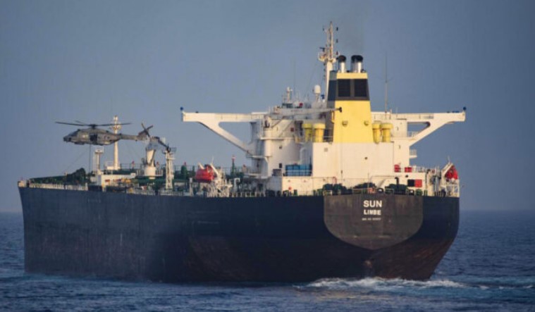 aksion-ne-mesdhe-be-ja-ndalon-dhe-kontrollon-nje-tanker-te-dyshuar-si-pjese-e-flotes-ne-hije-ruse