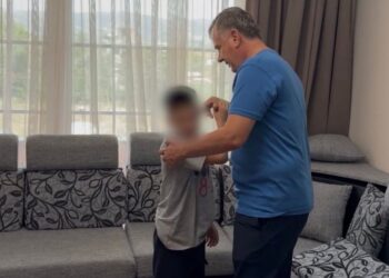 Pas riatdhesimit nga Siria, Balla viziton familjen Leçini në Rrogozhinë: Shteti do të kujdeset për integrimin e plotë të Abdullahit!