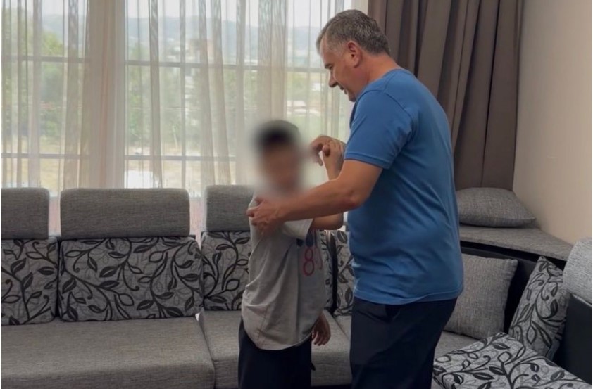 Pas riatdhesimit nga Siria  Balla viziton familjen Leçini në Rrogozhinë  Shteti do të kujdeset për integrimin e plotë të Abdullahit 