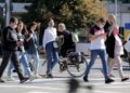 Italia ashpërson Kodin Rrugor, 75 euro gjobë për këmbësorët që përdorin telefonin kur kalojnë rrugën!