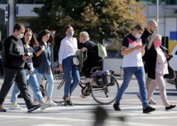 Italia ashpërson Kodin Rrugor, 75 euro gjobë për këmbësorët që përdorin telefonin kur kalojnë rrugën!