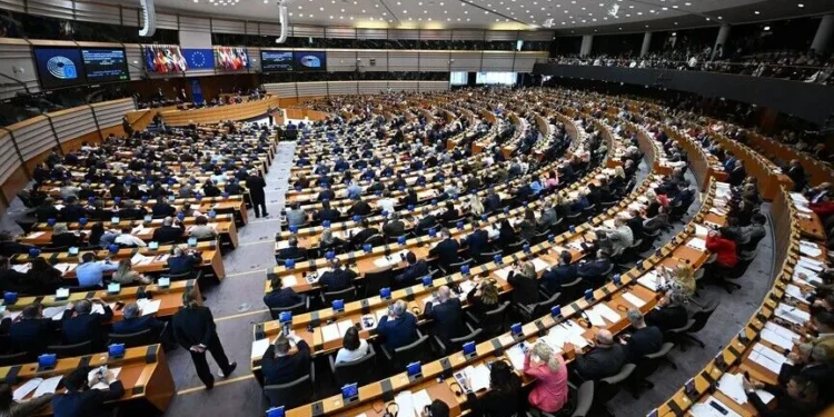 BE i kërkon Iranit të frenojë programin bërthamor -
