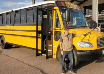 Inxhinieri i Adobe u pushua nga puna për shkak të AI dhe u bë shofer autobusi shkolle -