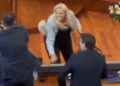 VIDEO / Deputetja e Haradinajt sulmon Albin Kurtin me vezë në Kuvend, dalin pamjet
