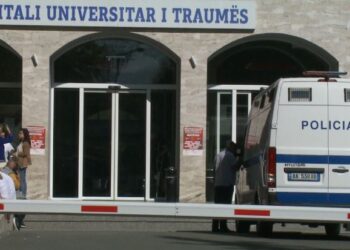 U plagos gjatë shuarjes së zjarrit në Mirditë, efektivi 28-vjeçar i FA dërgohet në Spitalin e Traumës