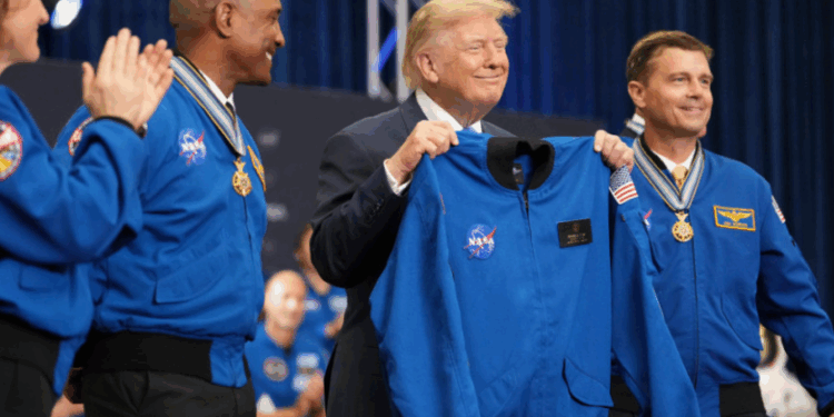 Trump nënshkruan një urdhër ekzekutiv për themelimin e Akademisë Hapësinore të SHBA-së -