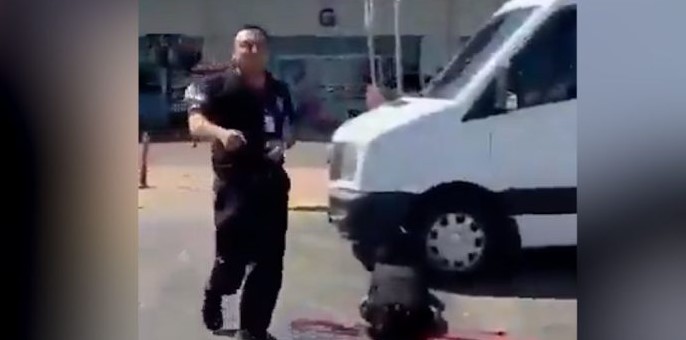 VIDEO  E rëndë në Turqi  oficeri i policisë në pension ekzekuton me gjakftohtësi partneren e tij në aeroportin e Antalyas  Pamjet tronditëse