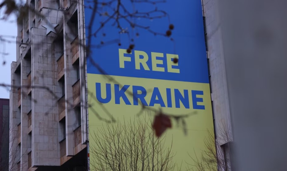 Kosova heq flamurin e Ukrainës pas deklaratës së Zelenskyt  reagon edhe Shqipëria  Heqja e paraleleve  e gabuar 