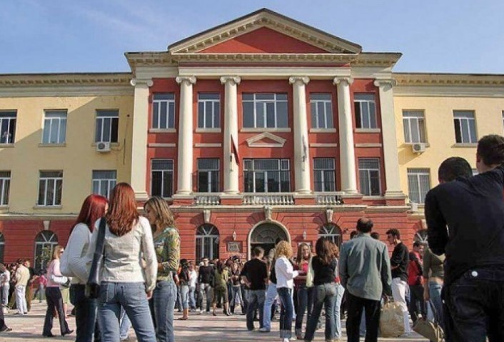 Nis regjistrimi në Universitete  7 faza në raundin e parë  25  e maturantëve u paraqitën që në ditën e parë 