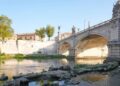 VIDEO/ Thatësira e zgjatur në Romë zbulon urën e Neronit mbi Tiber! Shikoni pamjet