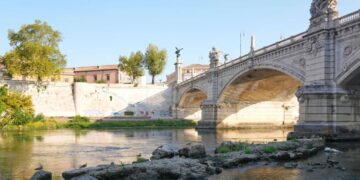 VIDEO/ Thatësira e zgjatur në Romë zbulon urën e Neronit mbi Tiber! Shikoni pamjet