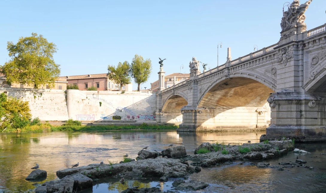 VIDEO  Thatësira e zgjatur në Romë zbulon urën e Neronit mbi Tiber  Shikoni pamjet