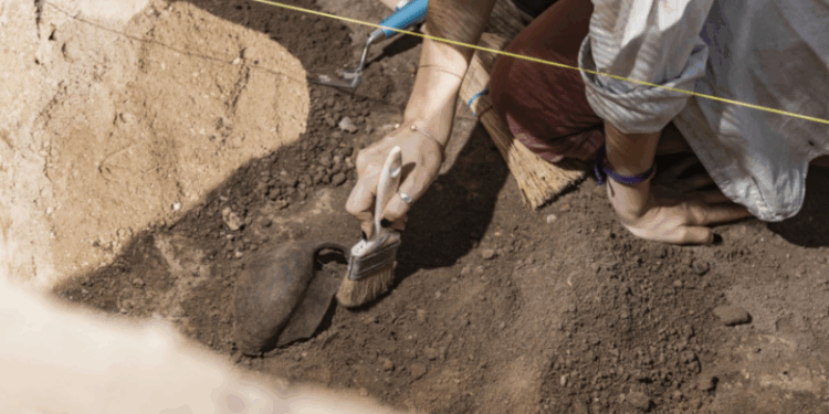 Nxënësit e shkollës së mesme në Britani zbulojnë rrënojat e një kishe vikingësh rreth 1,000 vjeçare -