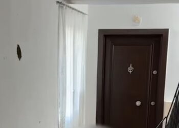 Vrima plumbash në mure dhe njolla gjaku në dysheme, zbulohen pamjet e skenës së vrasjes në Korçë