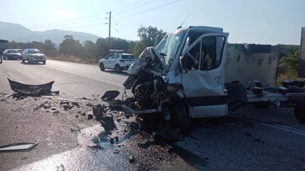 Aksident tragjik në Greqi! Makina përplaset me kamionin, humbin jetën nënë e bir nga Shqipëria