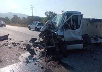 Aksident tragjik në Greqi! Makina përplaset me kamionin, humbin jetën nënë e bir nga Shqipëria