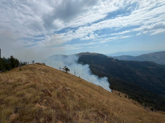 Dy vatra zjarri ende aktive në Dibër e Bulqizë  era favorizon flakët  operacion nga toka për shuarjen 
